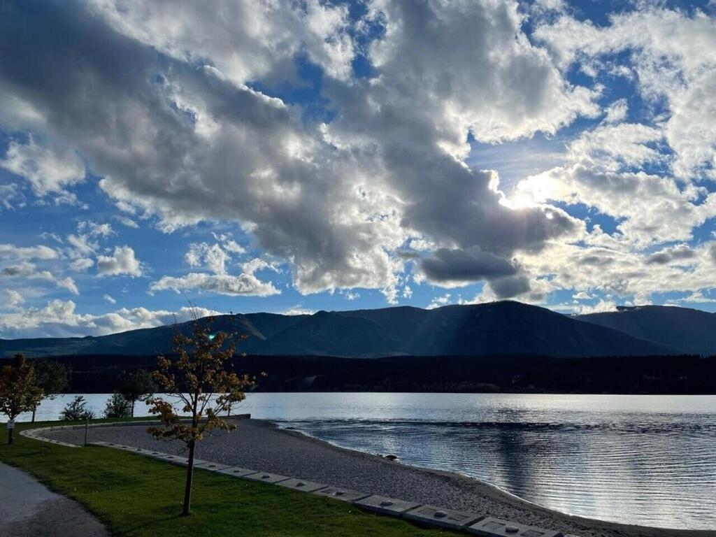 Akiskinook At Windermere Lake - Private Beach Access - New Pool And Hot Tub Now Open! Инвермор Екстериор снимка