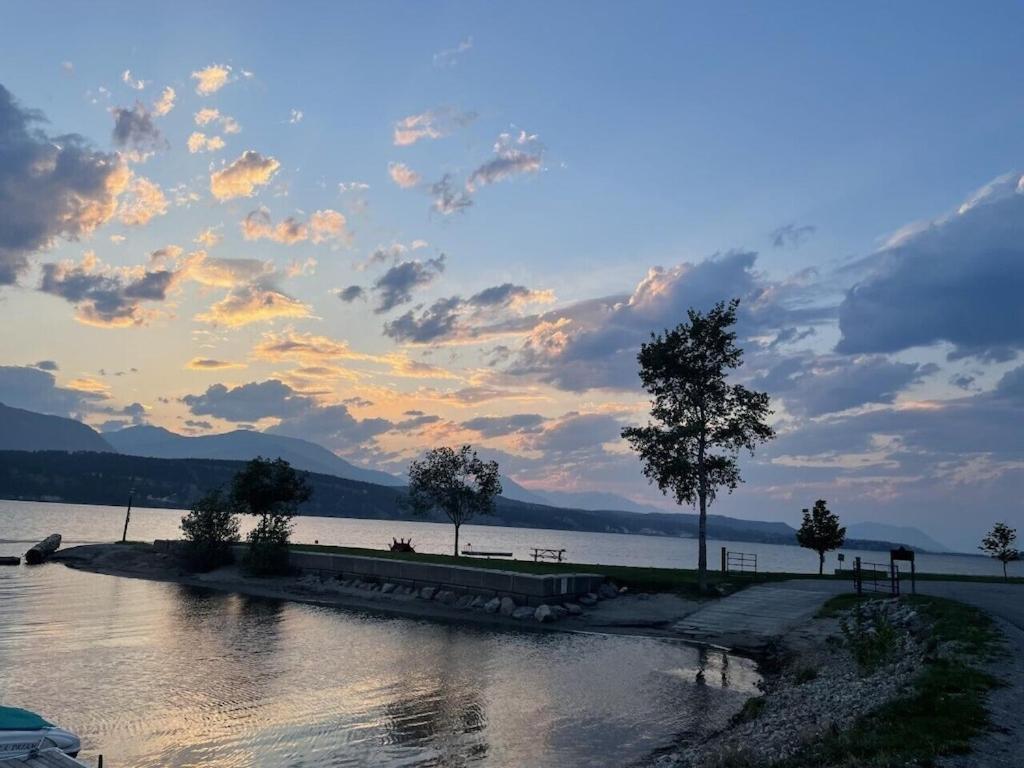 Akiskinook At Windermere Lake - Private Beach Access - New Pool And Hot Tub Now Open! Инвермор Екстериор снимка